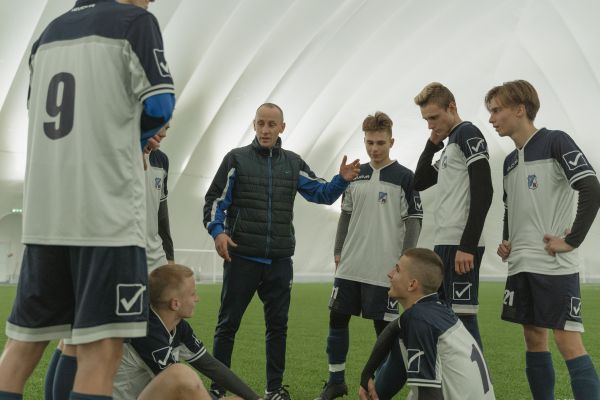 Revitalizing player involvement: cutting-edge techniques for football coaches to craft engaging training experiences